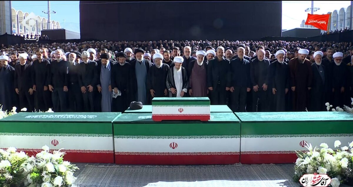 ببینید | اقامه نماز بر پیکر مطهر شهدای انقلاب در مصلی بزرگ تهران