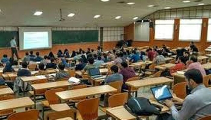 به دنبال حضوری شدن کلاس‌های درس و امتحانات هستیم