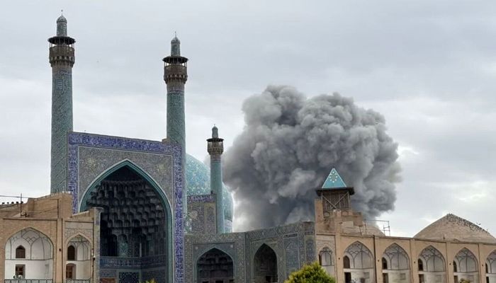خسارت به مسجد جامع عباسی و عمارت عالی‌قاپو در بمباران اصفهان
