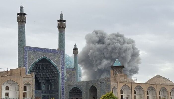 خسارت به مسجد جامع عباسی و عمارت عالی‌قاپو در بمباران اصفهان
