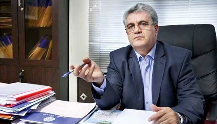 نقش قاضی با وکیل در روند دادرسی متفاوت است؛ وکیل باید از موکل در چهارچوب قانون دفاع کند