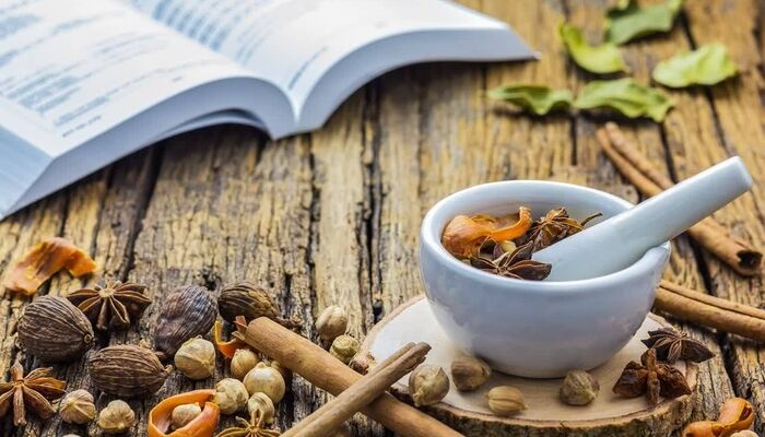 بررسی ضوابط حقوقی تجاری‌سازی داروهای طب ایرانی و گیاهی  