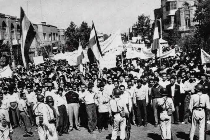 سنگی دوپاره بر مزار نامدارانِ بی‌نام؛ روایتی ازقطعه کشته‌شدگان 30تیر در آرامگاه ابن بابویه ری