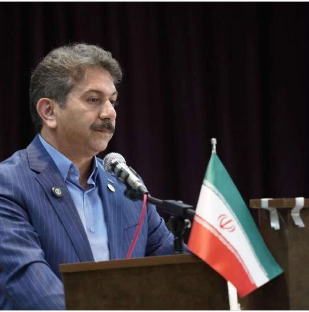 وکیل در میان «تعهد حرفه‌ای به موکل» و «مسئولیت اخلاقی در برابر جامعه» قرار دارد