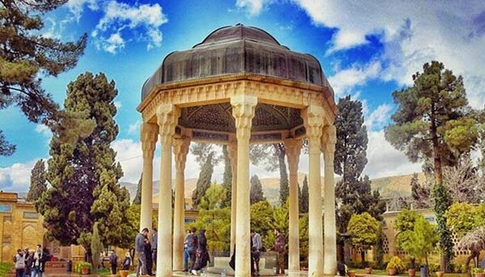 لذت دیدن شعر حافظ بر سر در ورودی کاخ پادشاه دکن - هندوستان