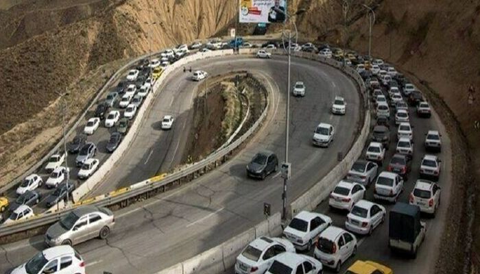 مزدوران درب خانه‌ها می‌روند و مردم را وادار به تخلیه شهر می‌کنند