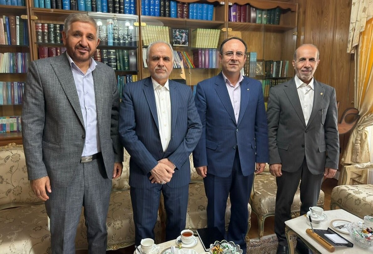 تقدیر وزیر دادگستری از اقدامات کانون وکلای مرکز در جنگ تحمیلی