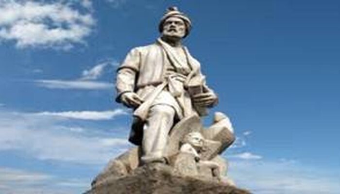 مجسمه فردوسی همچنان  پابرجاست