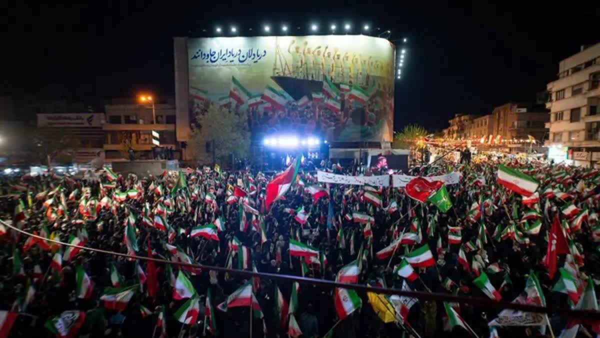  هشدار روزنامه جمهوری اسلامی در مورد منحرف کردن تجمعات شبانه: نغمه های شوم تفرقه سرمی‌دهند