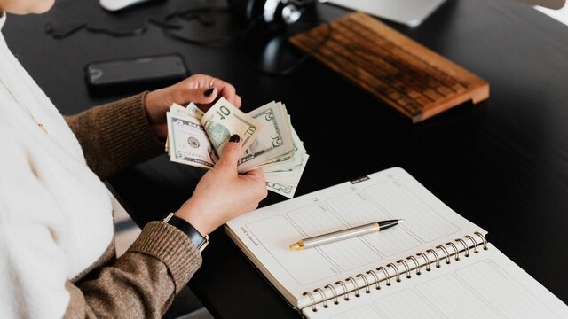 مکانیزم ریخت وپاش ارز مسافرتی اعلام شد: هر نفر ۱۰۰۰ دلار با نرخ ترجیحی