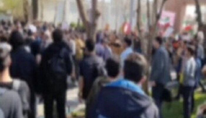 اخراج ۲ دانشجو به خاطر آتش زدن پرچم جمهوری اسلامی از دانشگاه