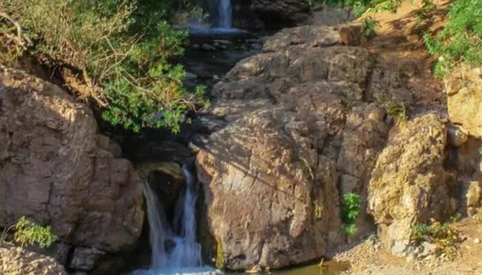 طبیعت‌گردی بهاری وکلای تهران در جوار بلندترین آبشار استان